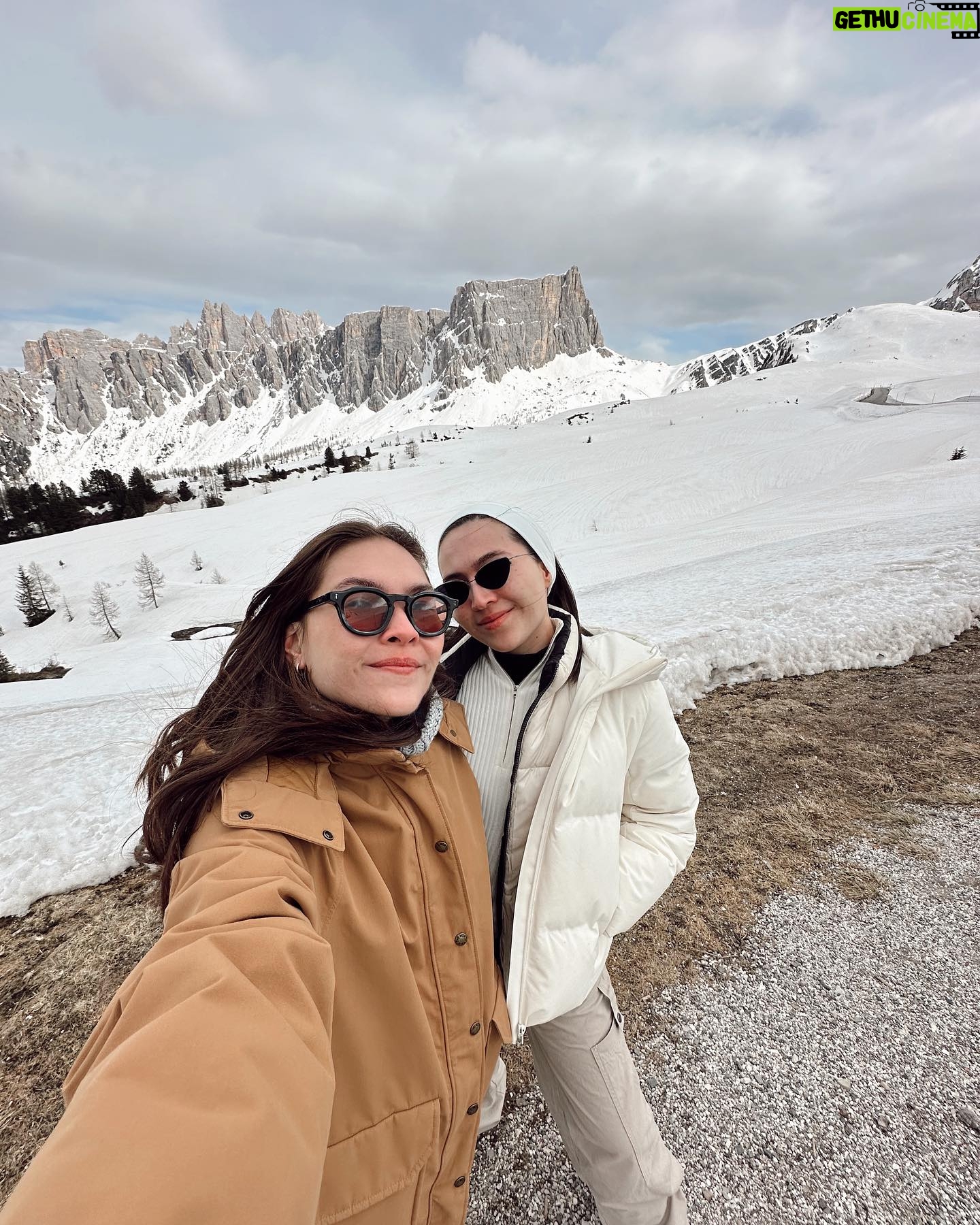 Olivia Jensen Instagram - Moment Dolomites 🏔✨ Di bulan April salju nya masih tebel begini 3 meter lebih tinggi di atas kita! Expektasi mau liat yang ijo-ijo, ternyata dingin nya bukan main ❄️ Ganti judul jadi white spring holiday hihi @sabjensen Alamnya bener bener one of a kind “Majestic” 🏔 . #OJTravels #Dolomites #SouthTyrol