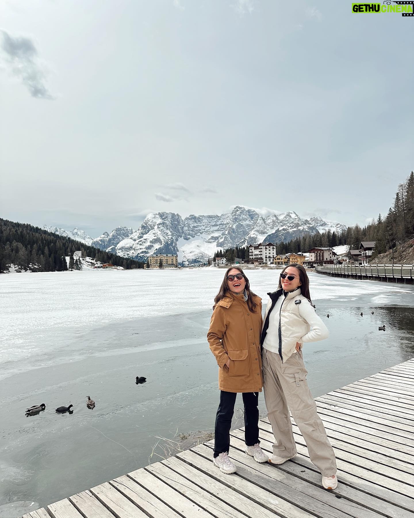 Olivia Jensen Instagram - Moment Dolomites 🏔✨ Di bulan April salju nya masih tebel begini 3 meter lebih tinggi di atas kita! Expektasi mau liat yang ijo-ijo, ternyata dingin nya bukan main ❄️ Ganti judul jadi white spring holiday hihi @sabjensen Alamnya bener bener one of a kind “Majestic” 🏔 . #OJTravels #Dolomites #SouthTyrol