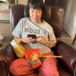 Olivia Munn Instagram – Halloween last year… Malcolm as my mom.
Sunflower seeds everywhere ✅ 
Crazy long Slim Jims ✅
Snacks snacks snacks ✅✅✅
Always on her phone ✅