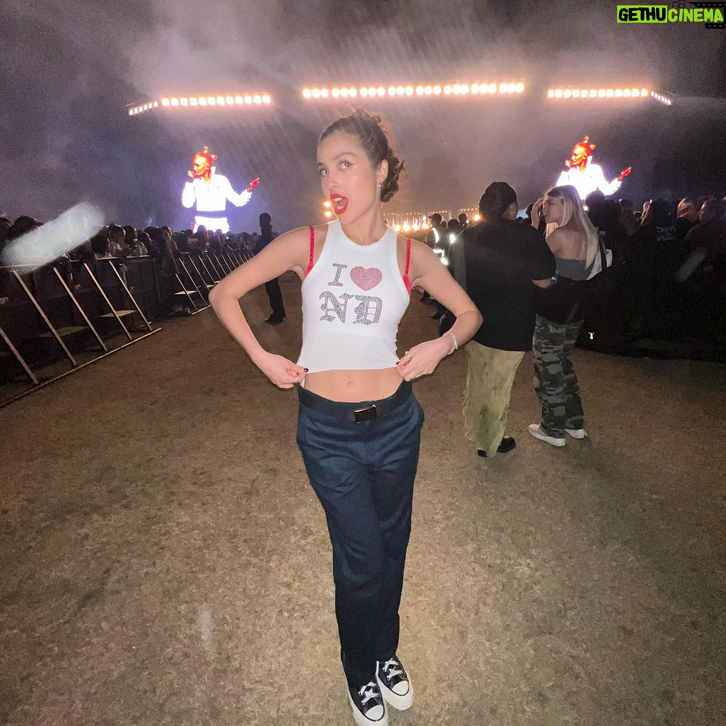 Olivia Rodrigo Instagram - I remember hearing bathwater for the first time when I had just started writing songs. it totally turned my world on its head and inspires me to this day. was the coolest honor to sing it with @nodoubt and @gwenstefani this weekend at @coachella !!!! they’re out of this world!!!! 🌏🌹❤️