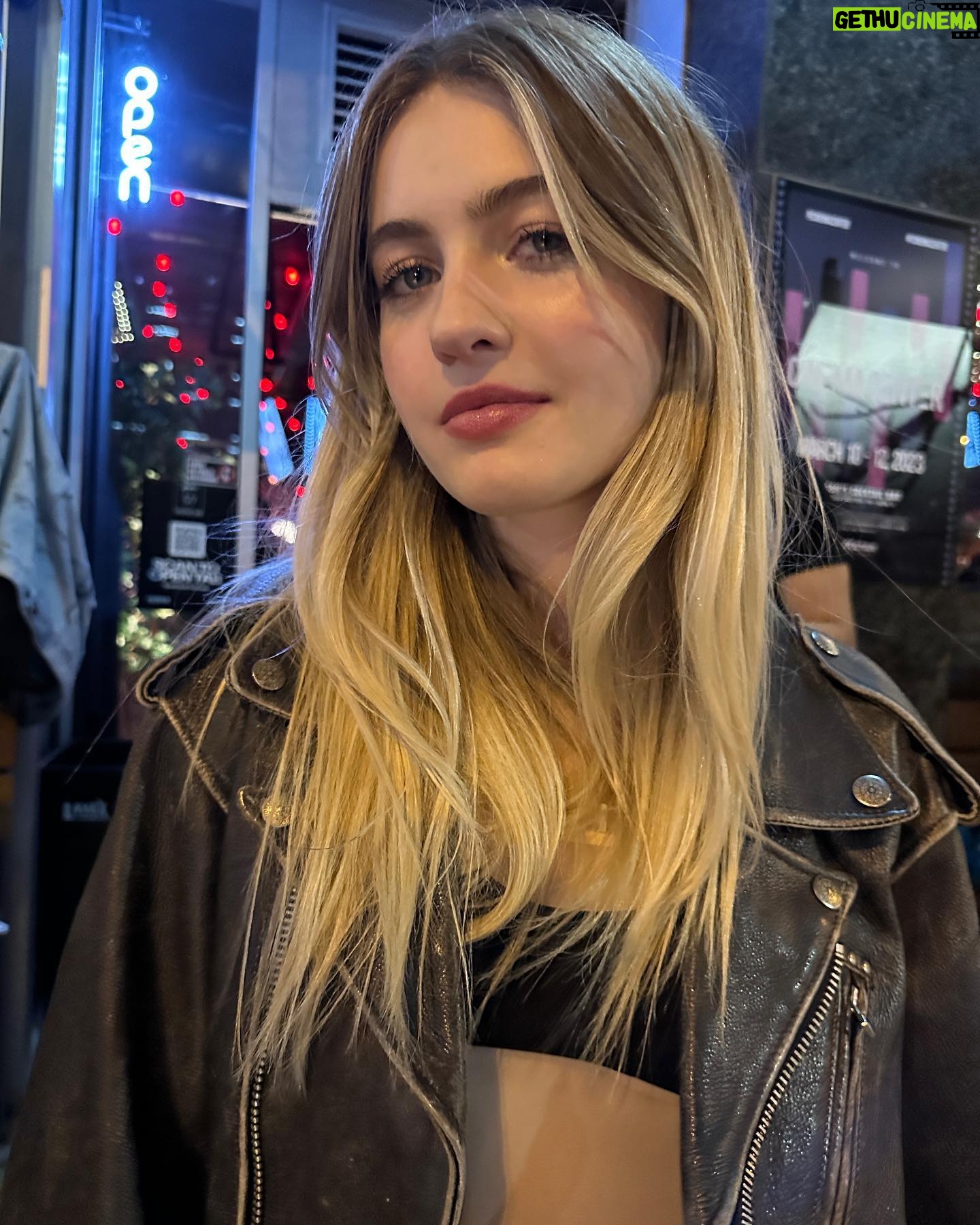 Olivia Scott Welch Instagram - Cowboy Tested Cowboy Approve #luckyhank @amc_tv @amcplus @sxsw