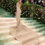Olivier Rousteing Instagram - Last night we decided with Tyla to be made of Sand 🪐 A piece that you can wear once if a lifetime . Welcome to the Balmain Garden of Time . Styling @katieqian 🤍