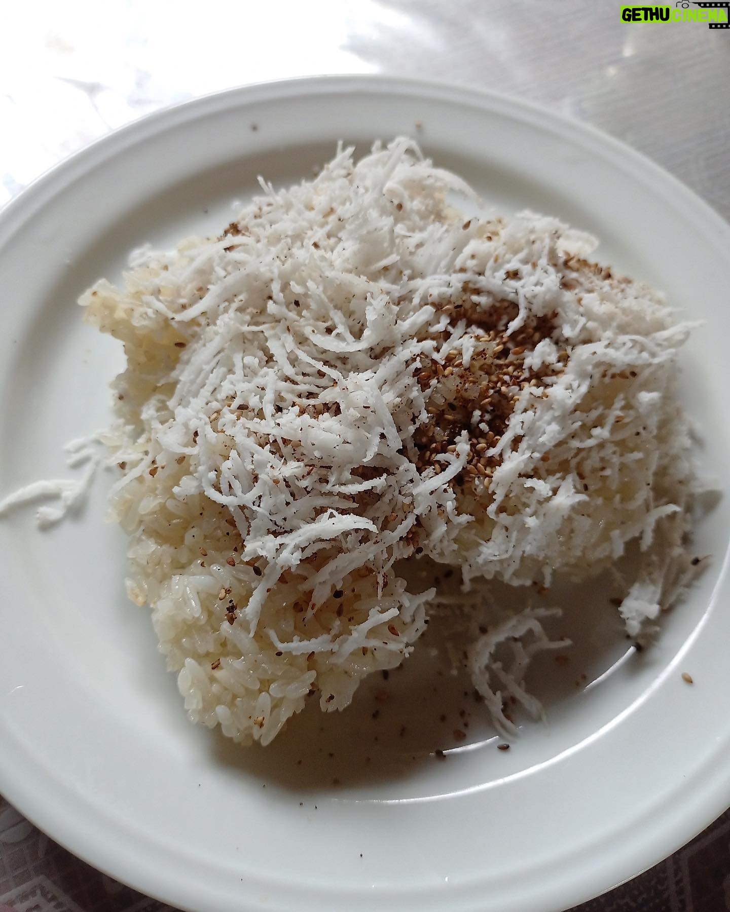 Orchita Sporshia Instagram - Rakhine cuisine ❤️ ভাপা সামুদ্রিক ইলিশ - বাঁশ কোড়ল - স্কুইড সালাদ - চালতার স্যুপ - বিন্নি ভাত - হাইস্যা - ঝিনুক সালাদ - ক্রাছাইং - মুন্ডি ..আর আমি the খাদুক 😊 #travelwithsporshia #bangladesh
