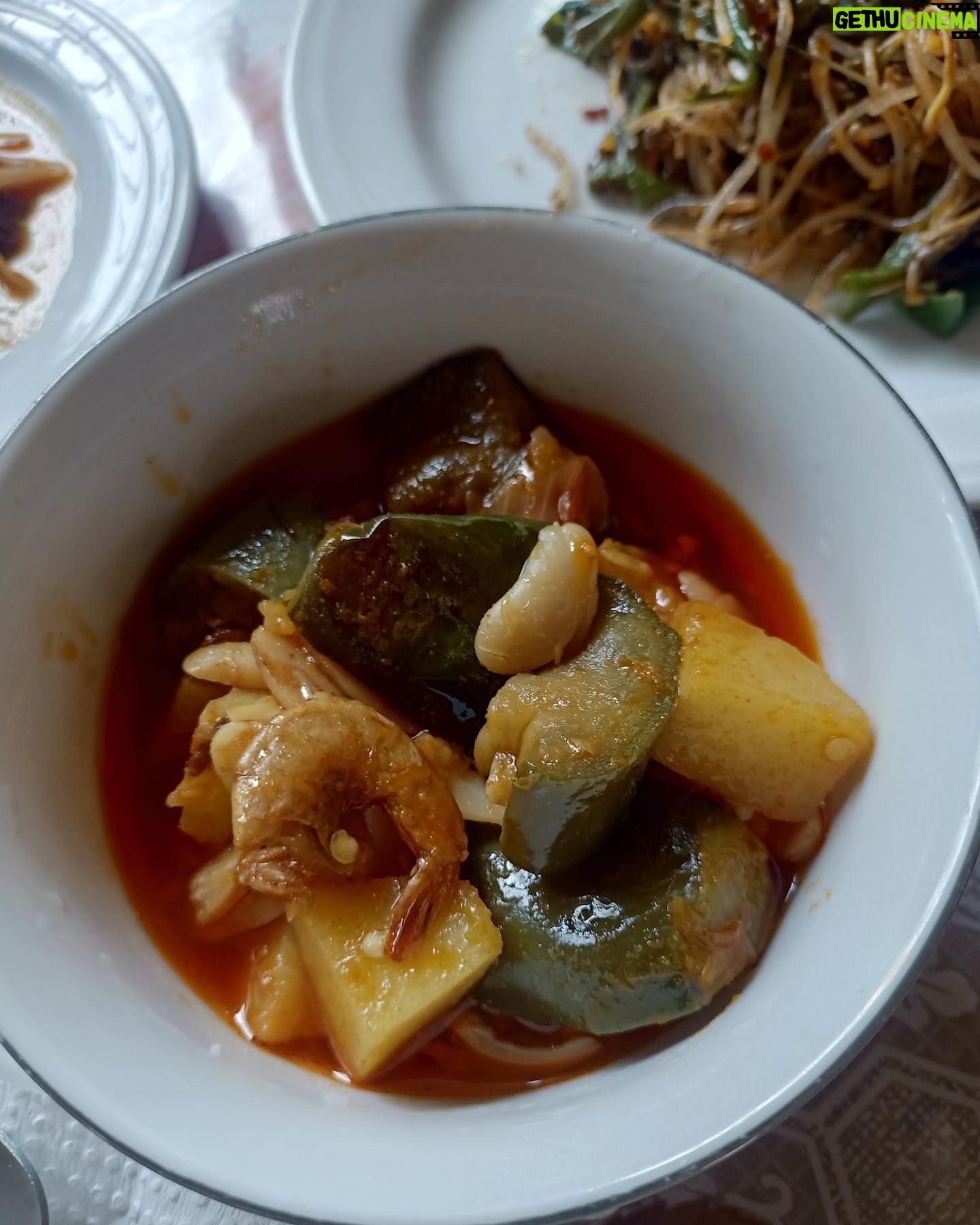 Orchita Sporshia Instagram - Rakhine cuisine ❤️ ভাপা সামুদ্রিক ইলিশ - বাঁশ কোড়ল - স্কুইড সালাদ - চালতার স্যুপ - বিন্নি ভাত - হাইস্যা - ঝিনুক সালাদ - ক্রাছাইং - মুন্ডি ..আর আমি the খাদুক 😊 #travelwithsporshia #bangladesh