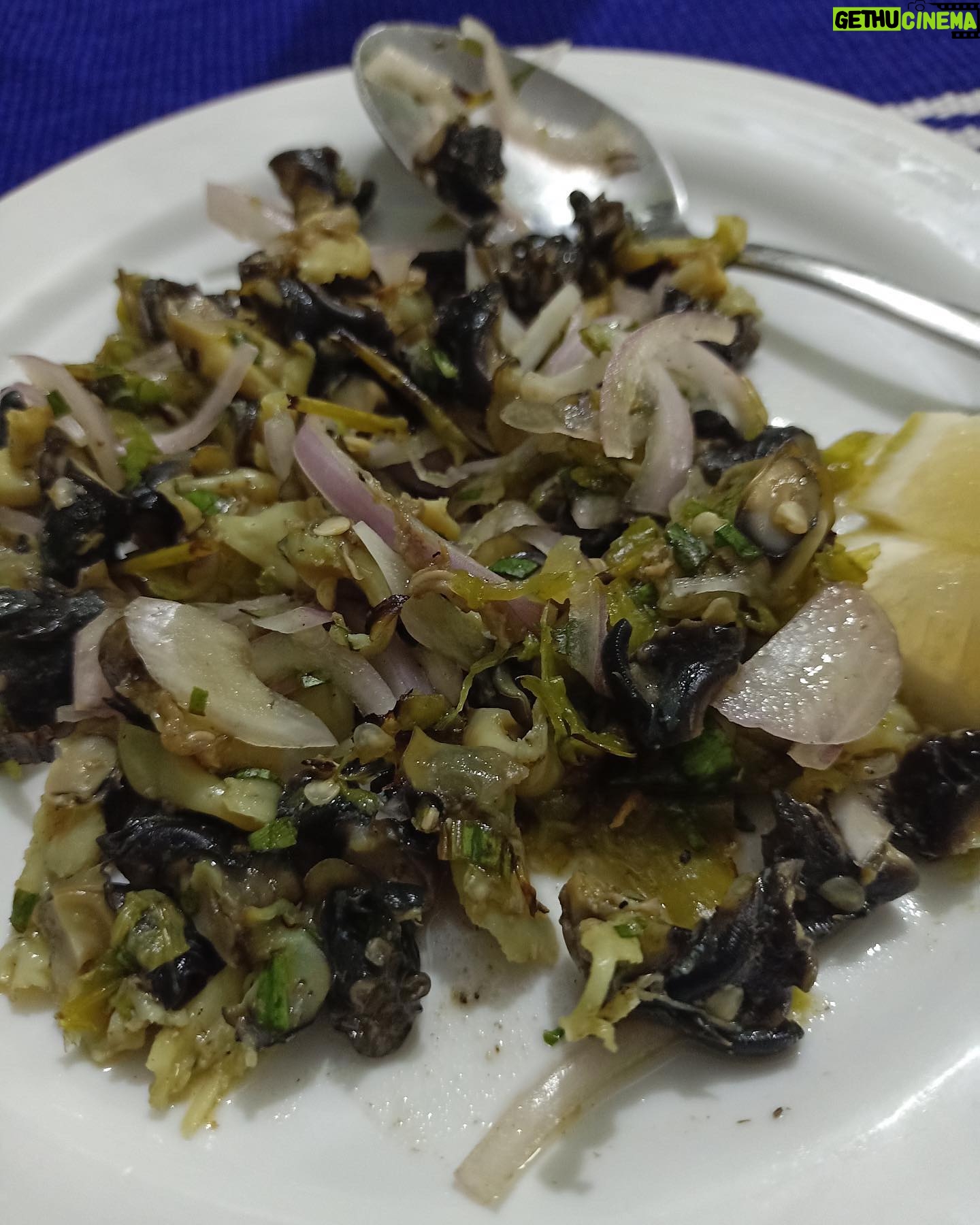Orchita Sporshia Instagram - Rakhine cuisine ❤️ ভাপা সামুদ্রিক ইলিশ - বাঁশ কোড়ল - স্কুইড সালাদ - চালতার স্যুপ - বিন্নি ভাত - হাইস্যা - ঝিনুক সালাদ - ক্রাছাইং - মুন্ডি ..আর আমি the খাদুক 😊 #travelwithsporshia #bangladesh