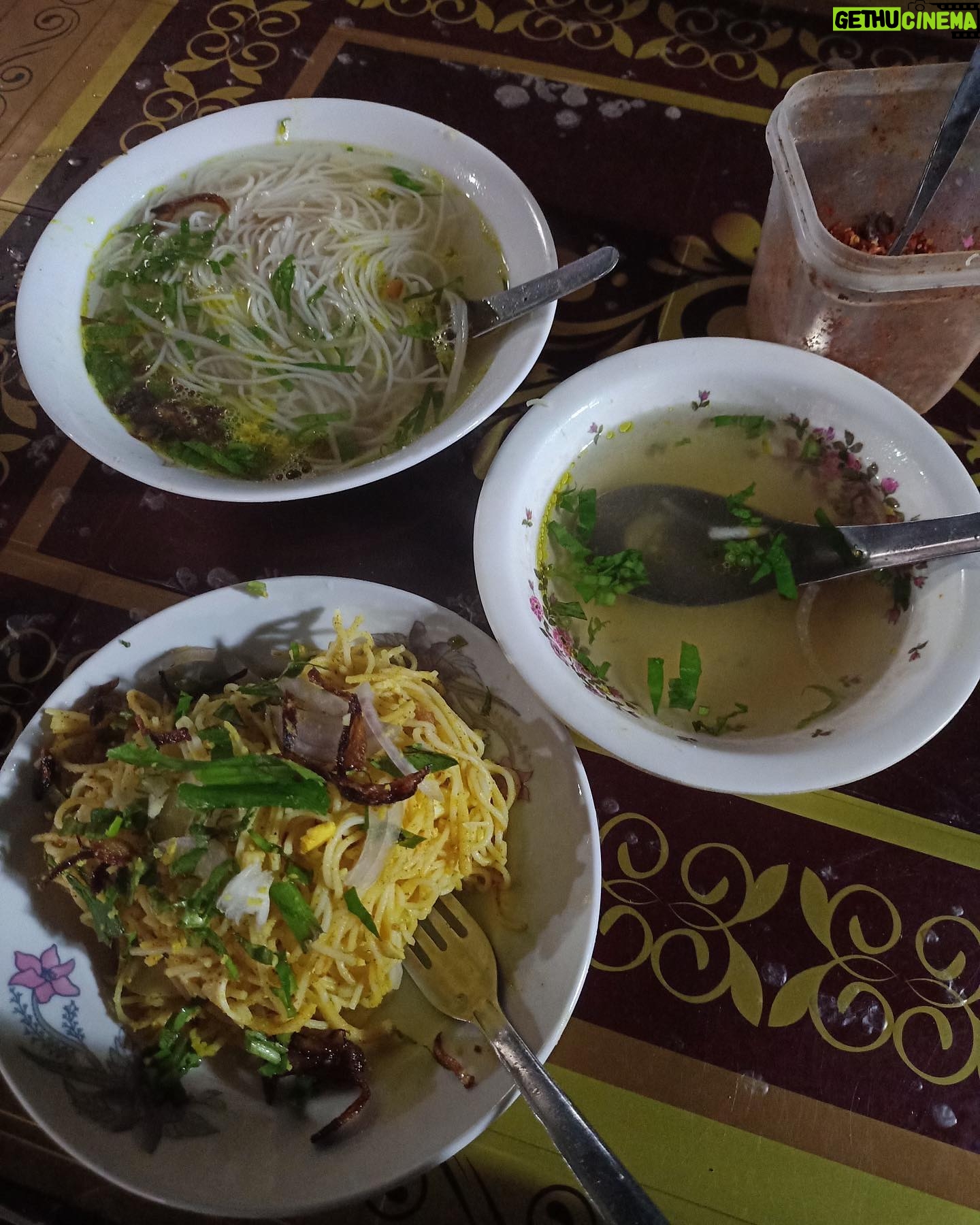 Orchita Sporshia Instagram - Rakhine cuisine ❤️ ভাপা সামুদ্রিক ইলিশ - বাঁশ কোড়ল - স্কুইড সালাদ - চালতার স্যুপ - বিন্নি ভাত - হাইস্যা - ঝিনুক সালাদ - ক্রাছাইং - মুন্ডি ..আর আমি the খাদুক 😊 #travelwithsporshia #bangladesh