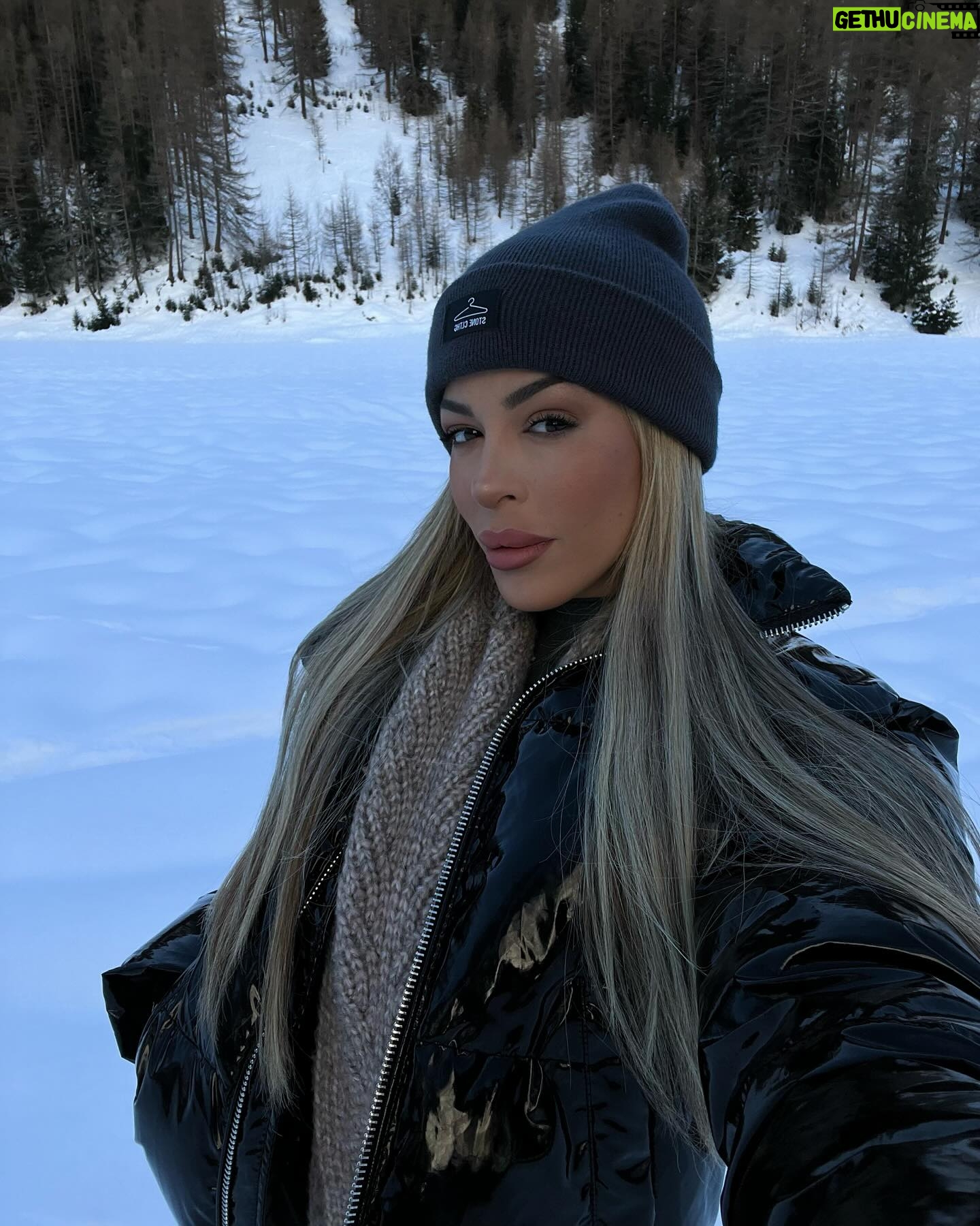 Oriana Marzoli Instagram - Un weekend a #courmayeur ☃️❄️🏂 cuál es tu foto fav? 🩵 y que espectáculo de sitio! Os iré enseñando más de la experiencia que hemos vivido en estos días porque tengo muchísimas fotos 🥰🫶🏻