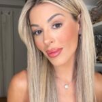 Oriana Marzoli Instagram - Cómo os gusta más: con o sin eye-liner? Os dejo aquí paso a paso un maquillaje sencillo que yo me hago en mi día a día y con los productos que he utilizado: - Base: @narsissist (barcelona) - Corrector: @maccosmetics_es (NW25) selladlo luego con unos polvos para que quede súper fijado y dure muchísimas horas. - Polvos para sellar: NARS (beach) - Polvos bronceadores: NARS (casino) - Sombras: MAC - Perfilador: MAC (spice) - Lip maximizer: @diorbeauty Lo que más me cambia cuando me maquillo es cuando diseño literalmente mi nariz (el arte del maquillaje😅) sin base, únicamente con los polvos bronceadores y añado un solo punto de luz en la punta de la nariz. Y consigo este efecto óptico que a mi parecer es bastante visible. 🤩✨🙌🏻