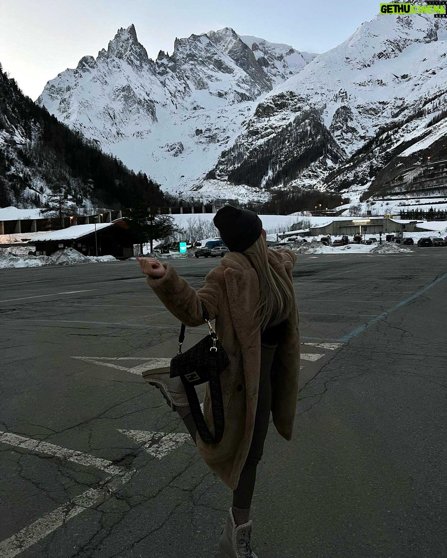 Oriana Marzoli Instagram - Un weekend a #courmayeur ☃️❄️🏂 cuál es tu foto fav? 🩵 y que espectáculo de sitio! Os iré enseñando más de la experiencia que hemos vivido en estos días porque tengo muchísimas fotos 🥰🫶🏻