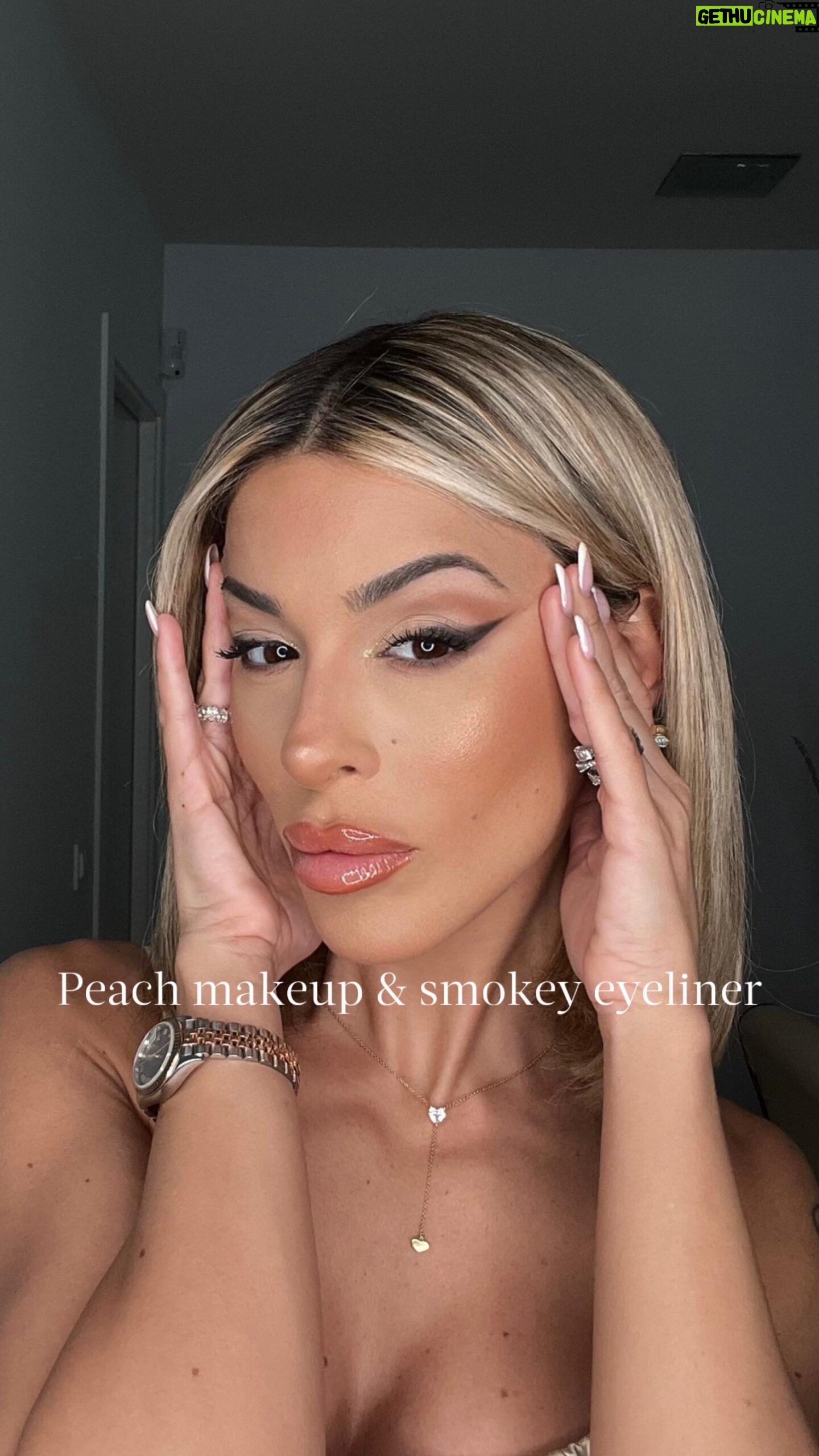 Oriana Marzoli Instagram - Amores os dejo aquí este #peachmakeup con estas tonalidades que son tendencia y con el eyeliner difuminado para una mirada más profunda. Qué os parece? Lo probarías?💞✨ - Sombras: @hudabeauty - Corrector: @maccosmetics_es - Máscara de pestañas: @maccosmetics_es - Colorete: @maccosmetics_es - Gloss: @maccosmetics_es - Iluminador: @hudabeauty Ragazzi vi lascio qui questo peach #makeup meraviglioso con l’eyeliner sfumato per uno sguardo più profondo. Cosa ne pensate? 💞✨