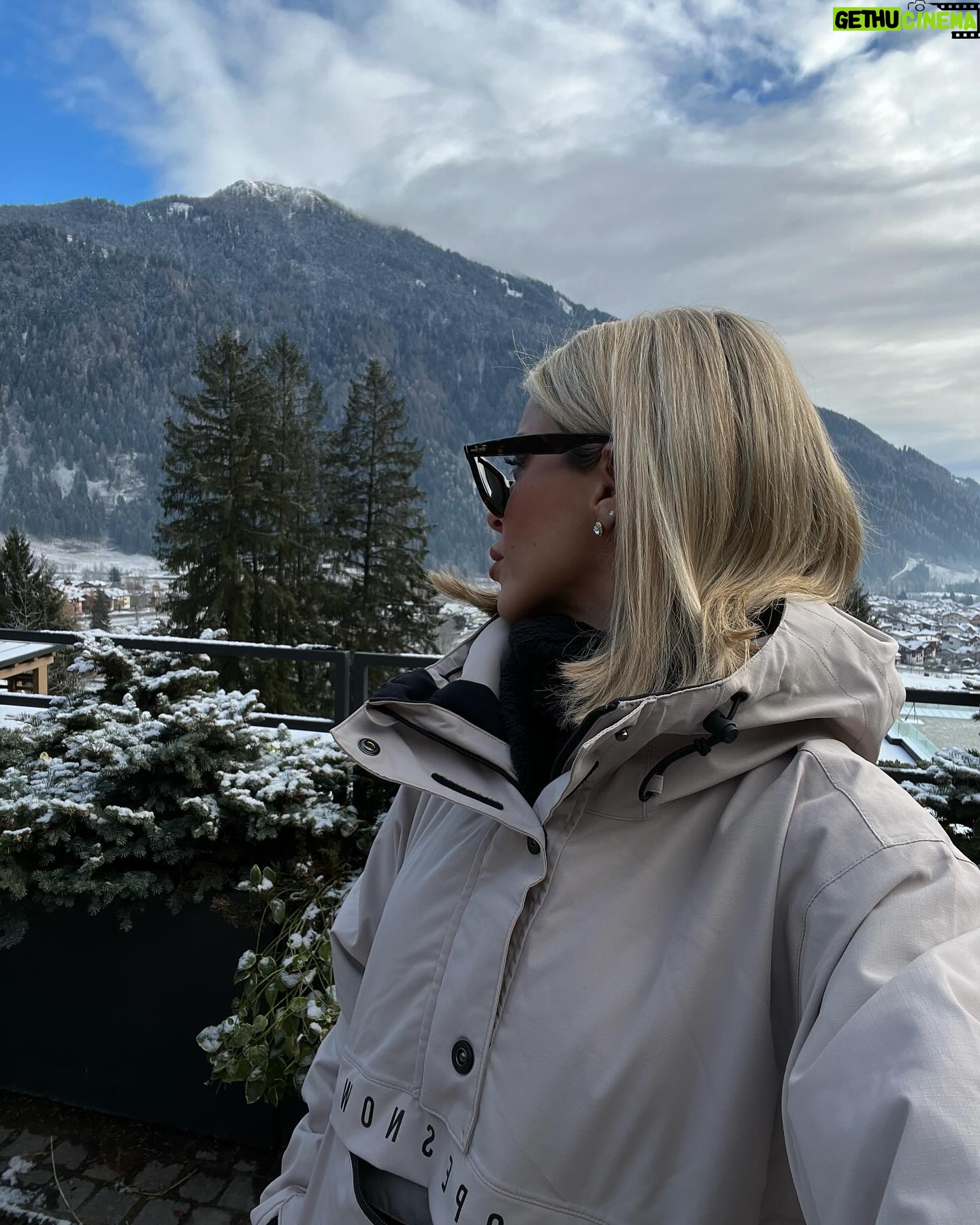 Oriana Marzoli Instagram - Un poco de #winter por aquí que me encanta! ❄️☃️ Me siento #elsa la princesa snowboarder 🏂👸🏼🤣☃️❄️🩵🥶