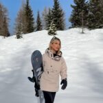 Oriana Marzoli Instagram - Un poco de #winter por aquí que me encanta! ❄️☃️ Me siento #elsa la princesa snowboarder 🏂👸🏼🤣☃️❄️🩵🥶
