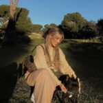 Oriana Marzoli Instagram - Paseo con coqui con este día tan bonito y con este look de @sheinofficial @shein_spain 🍂🍁🌻🌞 ID jersey: 23636980 ID falda: 24372026 Código descuento: orianam15 #SHEINforAll #ad #SHEINGoodFinds #SHEINholidaydeal #saveinstyle 🍒