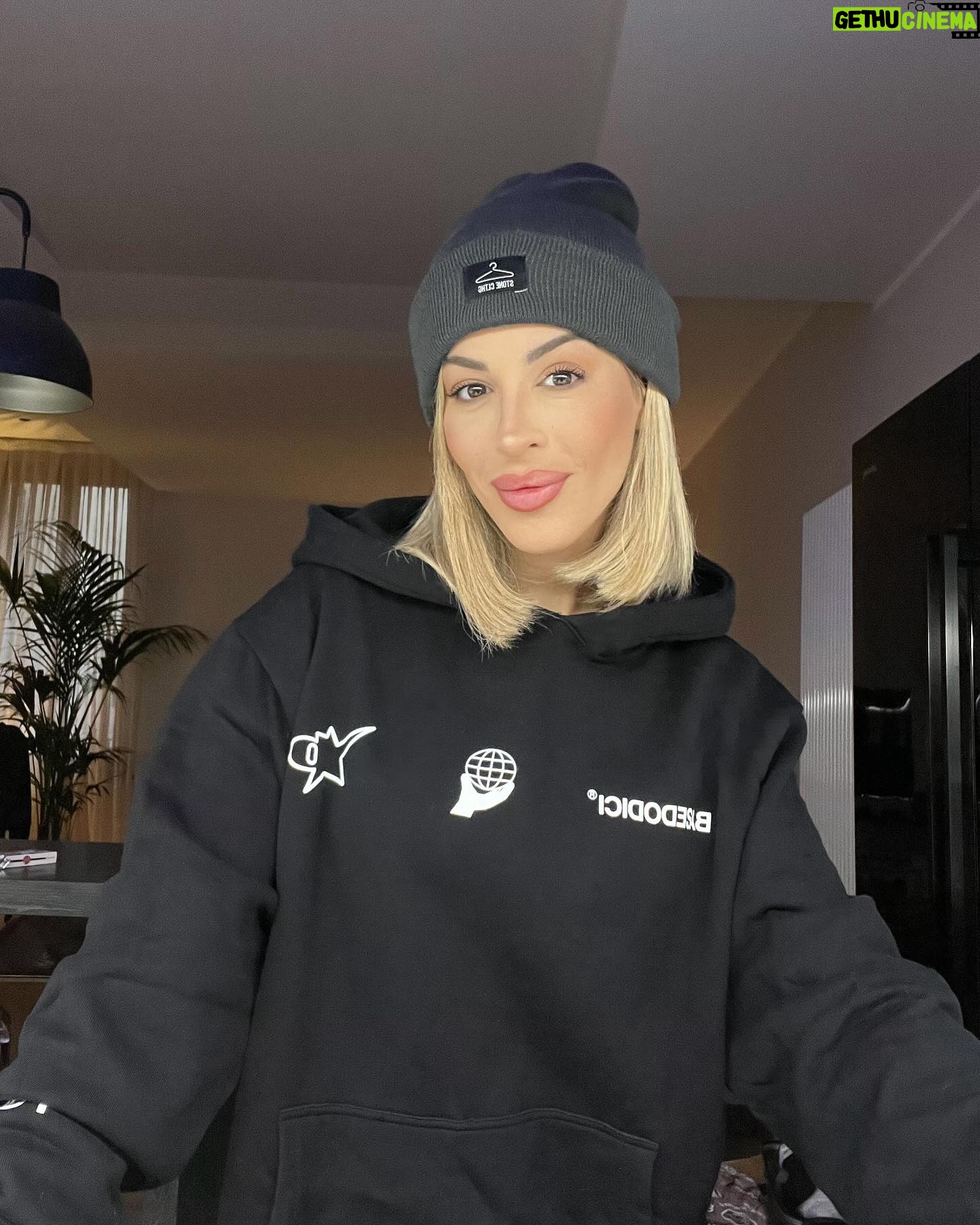 Oriana Marzoli Instagram - Un poco de #winter por aquí que me encanta! ❄️☃️ Me siento #elsa la princesa snowboarder 🏂👸🏼🤣☃️❄️🩵🥶