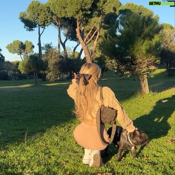 Oriana Marzoli Instagram - Paseo con coqui con este dรญa tan bonito y con este look de @sheinofficial @shein_spain ๐๐๐ป๐ ID jersey: 23636980 ID falda: 24372026 Cรณdigo descuento: orianam15 #SHEINforAll #ad #SHEINGoodFinds #SHEINholidaydeal #saveinstyle ๐