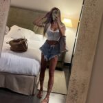 Oriana Marzoli Instagram - Con cuál de estos outfits te sientes identificado? 😊🫶🏻 Con quali di questi outfits ti senti più a tuo agio? 🤔
