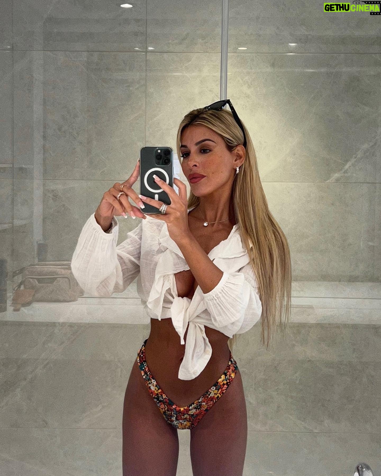 Oriana Marzoli Instagram - Only good vibes.π§πΌββοΈβ¨ @ibizabestholiday π«Άπ»