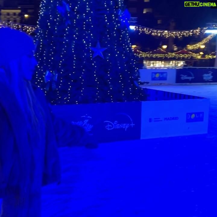 Oriana Marzoli Instagram - Que bien me lo pasé patinando en la @pistadehielojavierfernandez de nuestro medalla olímpica @javierfernandezskater ⛸️❄️ y me gusta todavía más la iniciativa de este proyecto! 🫶🏻🎄🎅🏻🎁✨ Por cierto, os hice caso con el outfit eh? gracias por mandarme tantas inspo! Sois lo más 🫶🏻