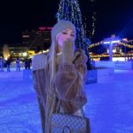 Oriana Marzoli Instagram - Que bien me lo pasé patinando en la @pistadehielojavierfernandez de nuestro medalla olímpica @javierfernandezskater ⛸️❄️ y me gusta todavía más la iniciativa de este proyecto! 🫶🏻🎄🎅🏻🎁✨ Por cierto, os hice caso con el outfit eh? gracias por mandarme tantas inspo! Sois lo más 🫶🏻