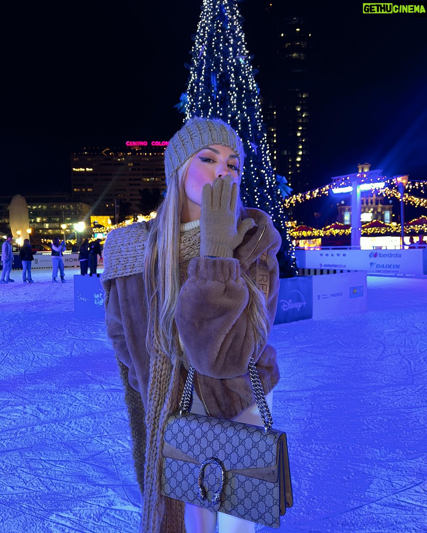 Oriana Marzoli Instagram - Que bien me lo pasé patinando en la @pistadehielojavierfernandez de nuestro medalla olímpica @javierfernandezskater ⛸️❄️ y me gusta todavía más la iniciativa de este proyecto! 🫶🏻🎄🎅🏻🎁✨ Por cierto, os hice caso con el outfit eh? gracias por mandarme tantas inspo! Sois lo más 🫶🏻