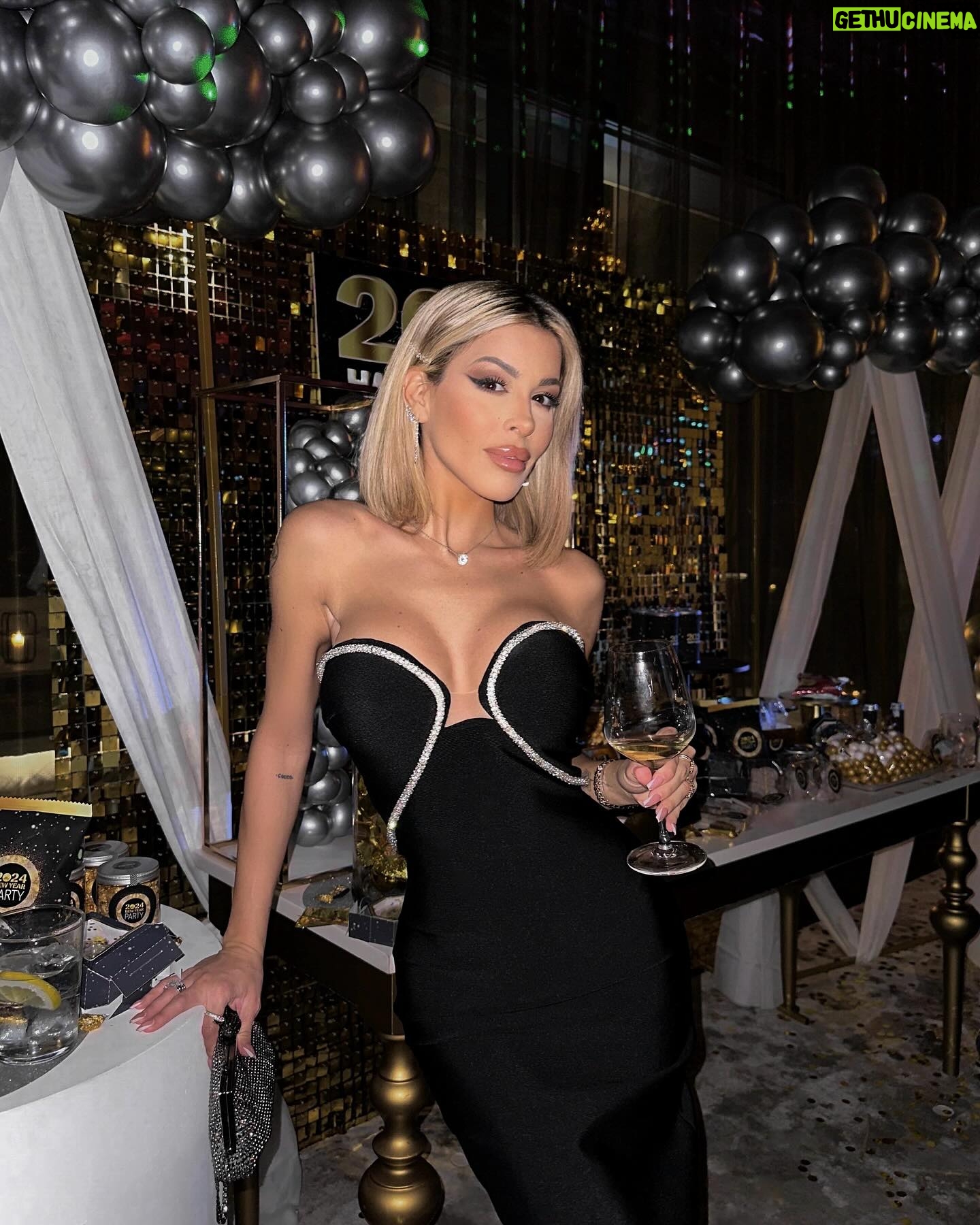 Oriana Marzoli Instagram - Feliz año nuevo 2024* a todos chicos🥂🍾✨ wearing @FashionNova 🌹 #happynewyear 🎇✨ auguri di buon anno a tutti ragazzi 🫶🏻
