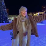 Oriana Marzoli Instagram - Que bien me lo pasé patinando en la @pistadehielojavierfernandez de nuestro medalla olímpica @javierfernandezskater ⛸️❄️ y me gusta todavía más la iniciativa de este proyecto! 🫶🏻🎄🎅🏻🎁✨ Por cierto, os hice caso con el outfit eh? gracias por mandarme tantas inspo! Sois lo más 🫶🏻