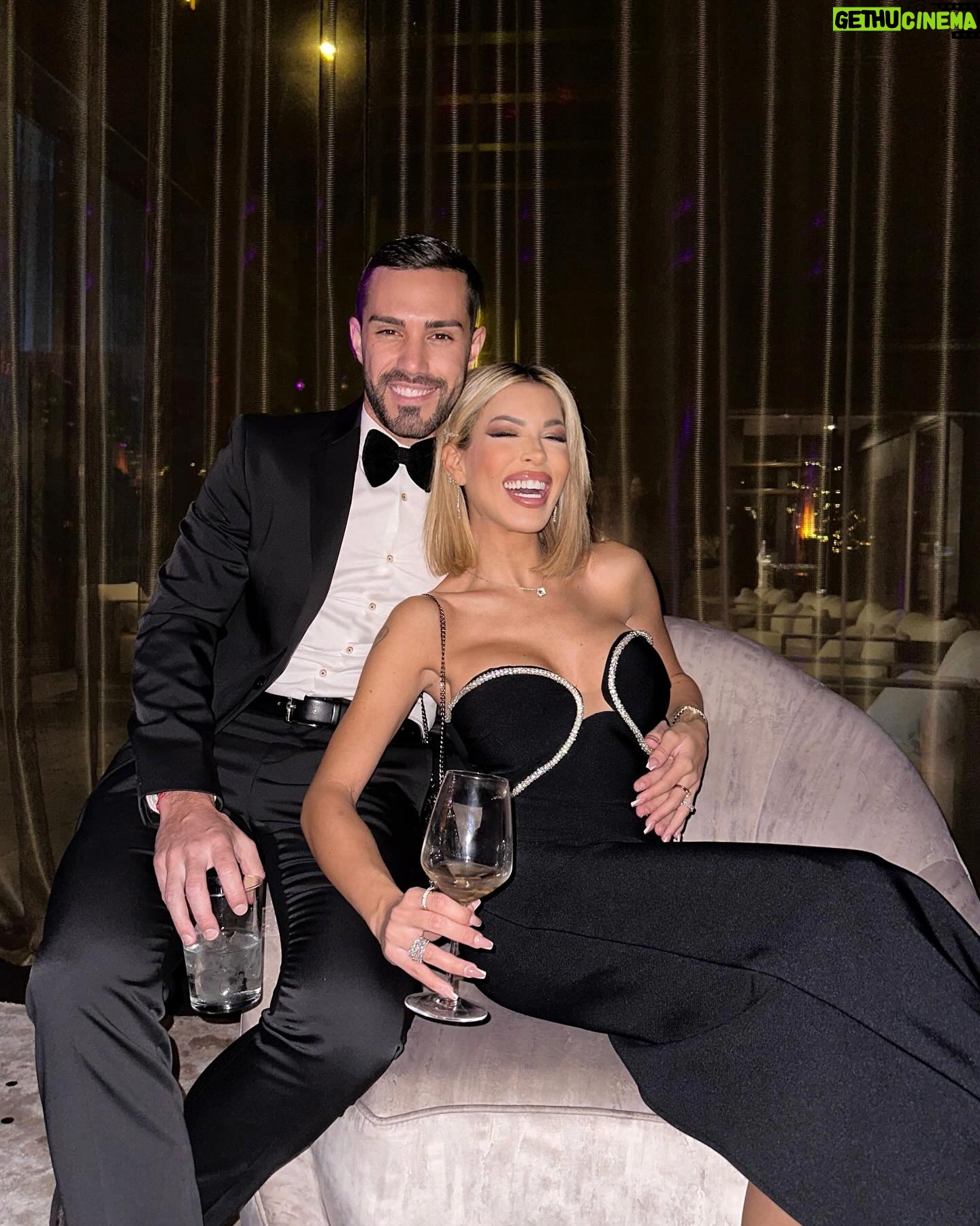 Oriana Marzoli Instagram - Feliz año nuevo 2024* a todos chicos🥂🍾✨ wearing @FashionNova 🌹 #happynewyear 🎇✨ auguri di buon anno a tutti ragazzi 🫶🏻
