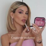 Oriana Marzoli Instagram - Chicos os he hecho caso y he grabado este #coquettemakeup de la mano de @maccosmetics_es y @pprimor súper delicado con estas tonalidades 🌸 Qué os parece? 💞 *ad Os voy a dejar por aquí los productos que he utilizado: 1. Strobe cream: revitaliza el aspecto de la piel apagada y cansada. 2. Base de maquillaje Studio Radiance 3. MAC brow set: gel moldeador de cejas, pestañas. 4. MAC eyeshadow palette Connect in colour. 5. Máscara de pestañas MAC stack 6. Perfilador Saor 7. Barra de labios Locked kiss 24horas 8. Fijador Fix Ragazzi vi ho ascoltato e ho fatto questo meraviglioso #makeup che mi avete chiesto in tanti. Spero vi piaccia 💖✨