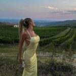 Oriana Marzoli Instagram - What is your favorite picture? 🥰✨ . . . . . I’m in love with this dress @sheinofficial @shein_spain #SHEINforAll #SHEINpartner Código descuento: orianam15 🌻 SHEIN VCAY Ditsy Floral Print Crisscross Backless Cami Dress: 18112988🌼 sz2305164184225655 Link: https://shein.top/gsni24t 🌺