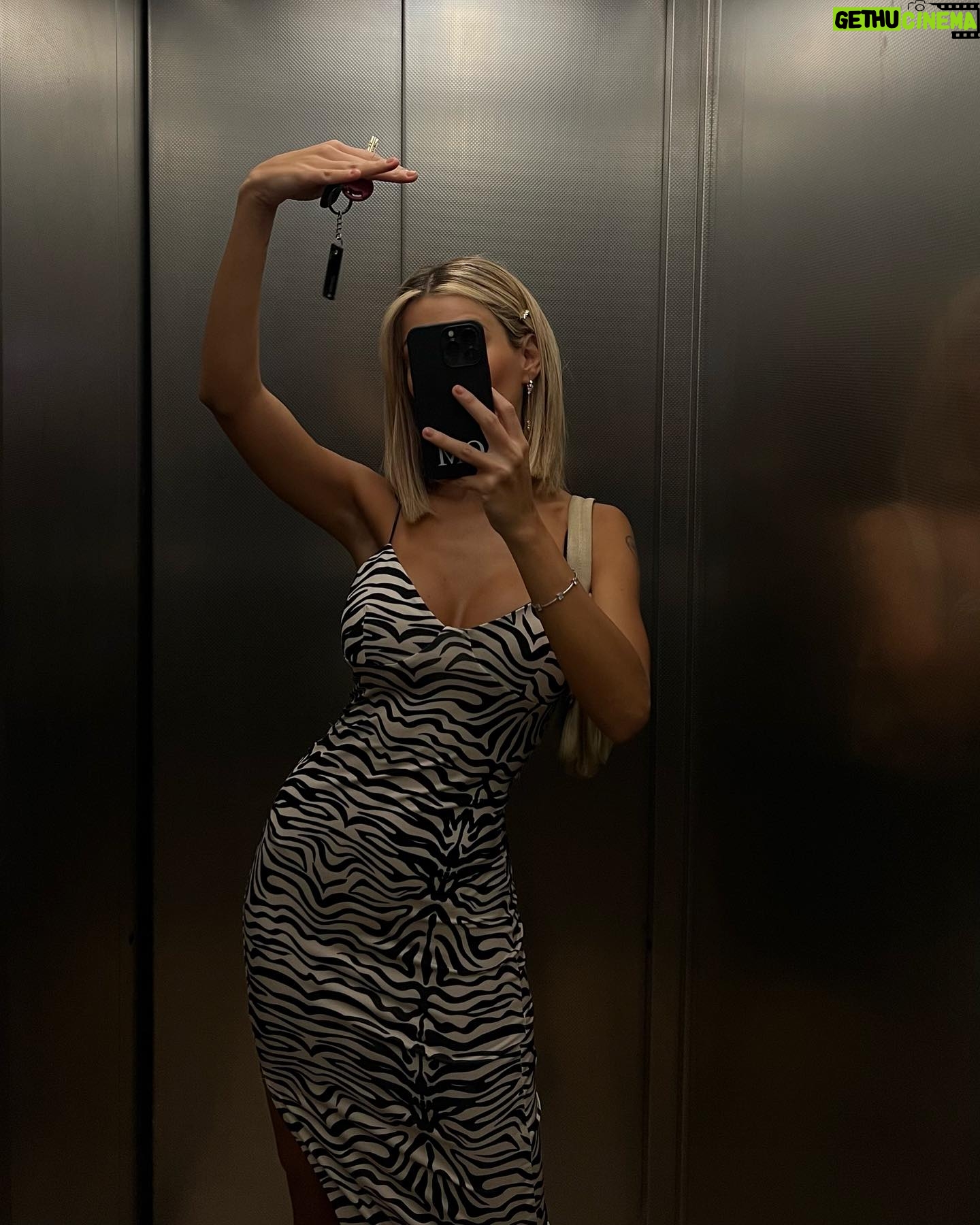 Oriana Marzoli Instagram - Recap di questi giorni.π₯°π«Άπ»β¨ 1) Scatti a Verona π 2) Con Muffin a Roma π 3) Con il mio amore a Roma β€οΈβπ₯ 4) Gym ππΌββοΈ 5) Con il biondino a Milano π«πΌ 6) Con un frenchie bellissimo π· 7) Selfie in ascensore con le π