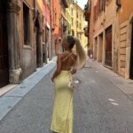 Oriana Marzoli Instagram - What is your favorite picture? 🥰✨ . . . . . I’m in love with this dress @sheinofficial @shein_spain #SHEINforAll #SHEINpartner Código descuento: orianam15 🌻 SHEIN VCAY Ditsy Floral Print Crisscross Backless Cami Dress: 18112988🌼 sz2305164184225655 Link: https://shein.top/gsni24t 🌺