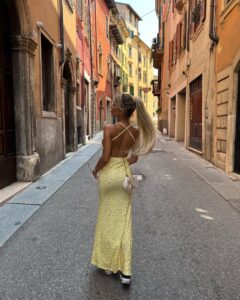 Oriana Marzoli Instagram - What is your favorite picture? 🥰✨ . . . . . I’m in love with this dress @sheinofficial @shein_spain #SHEINforAll #SHEINpartner Código descuento: orianam15 🌻 SHEIN VCAY Ditsy Floral Print Crisscross Backless Cami Dress: 18112988🌼 sz2305164184225655 Link: https://shein.top/gsni24t 🌺