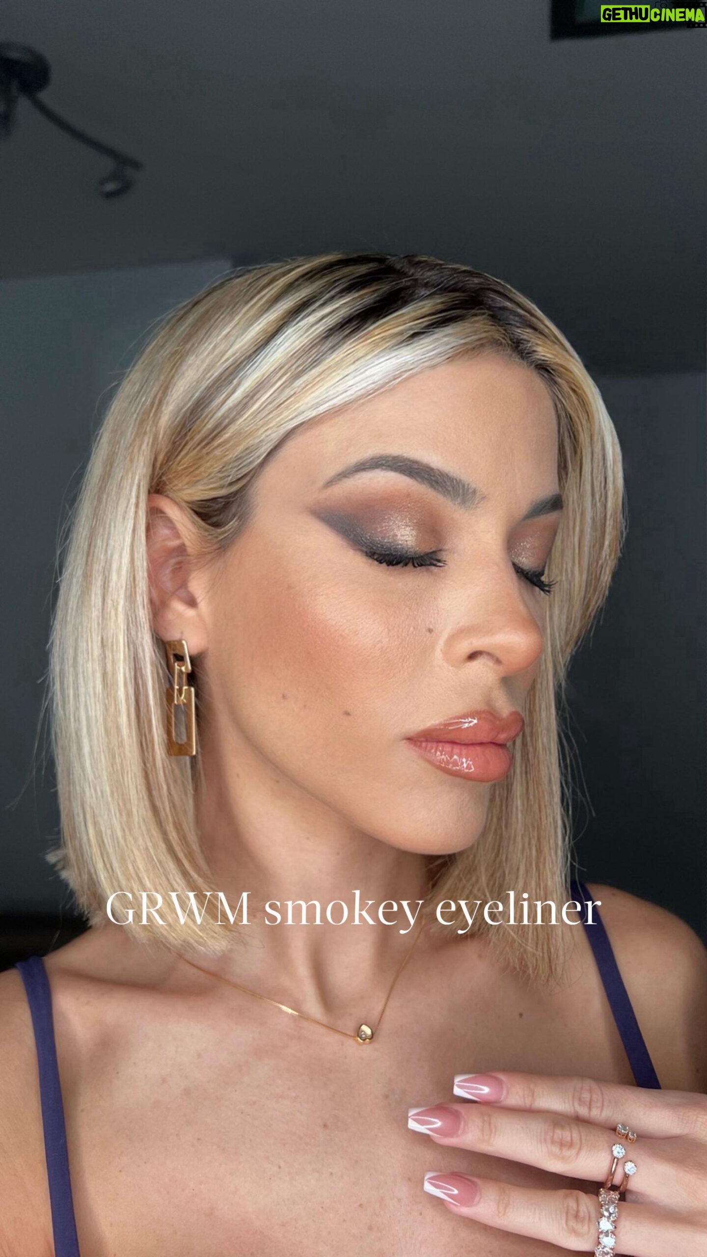 Oriana Marzoli Instagram - Feliz nadavidad #merrychristmas a todos! 🎄🎁✨Os voy a dejar por aquí un vídeo de cómo hago un #glammakeup con el eyeliner difuminado (para el que así lo prefiera) y dejadme por comentarios qué otro tipo de #makeup queréis que os grabe. Espero que os guste 🥰🎁✨🫶🏻 Auguri di buon Natale a tutti! 🎄✨🎁Vi lascio qui i un glam makeup con #smokeyeyeliner 👀 spero vi piaccia e lasciatemi su i commenti che altro tipo di makeup vi piacerebbe!🤗❤️✨