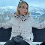 Oriana Marzoli Instagram - Un weekend Xclusive a Courmayeur in compagnia di tanti amici, tanta neve e ovviamente di @ploom_ita ❄️☃️🩵🥳🏂 #adv #Ploom #PloomXperience PRODOTTO DESTINATO ESCLUSIVAMENTE A FUMATORI ADULTI.