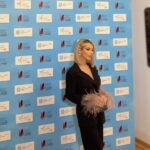 Oriana Marzoli Instagram - È stato un piacere assistere al 16° Festival de Cine Italiano de Madrid 🎥🇮🇹 Entrega de premio a @matteo_garrone_official y la presencia de @diodatomusic que ha cantado una de las canciones más bonitas italiana.🌹 Wearing: @thearchivia 🖤 Photo: @miguelroman_ 📸