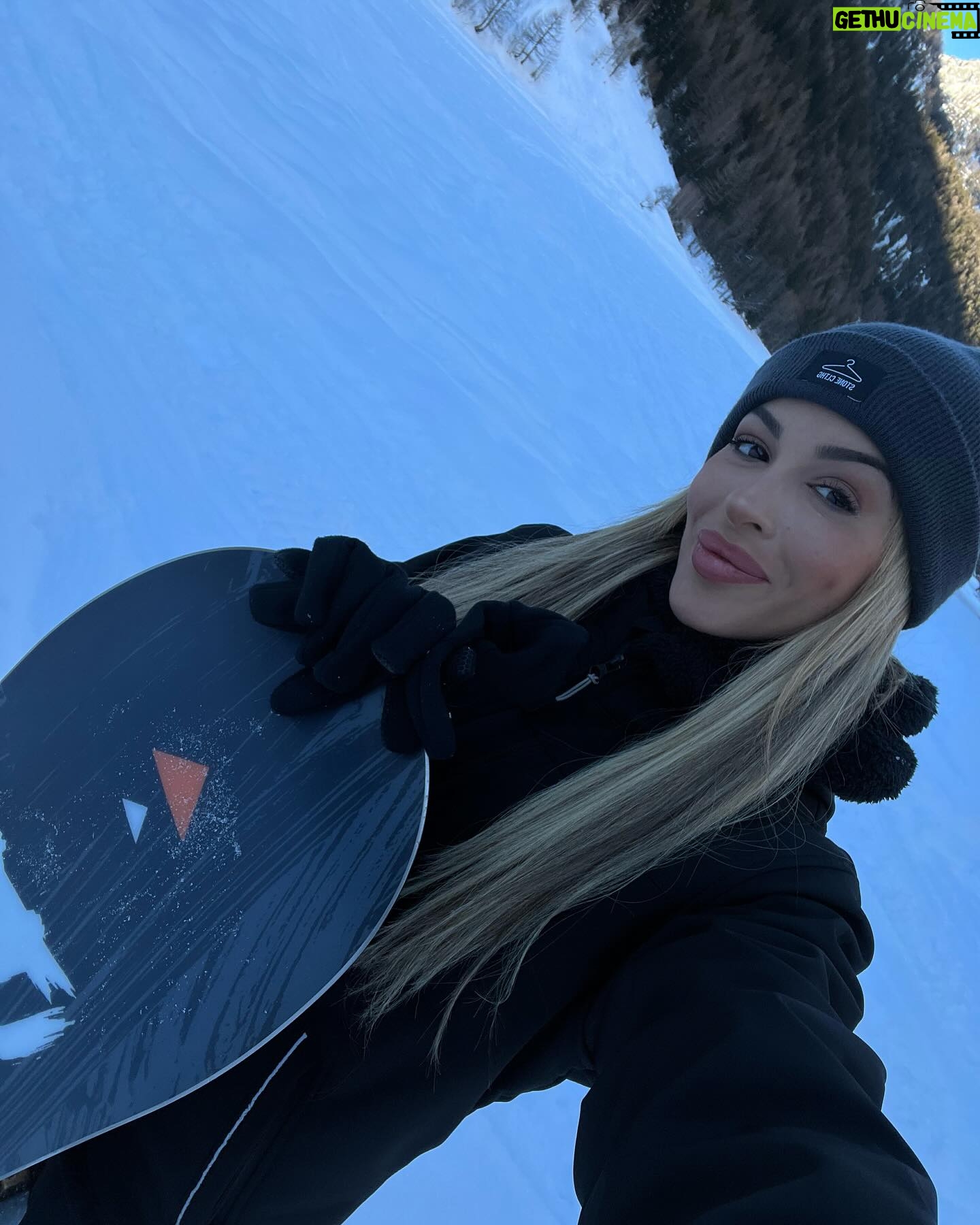 Oriana Marzoli Instagram - Un weekend a #courmayeur ☃️❄️🏂 cuál es tu foto fav? 🩵 y que espectáculo de sitio! Os iré enseñando más de la experiencia que hemos vivido en estos días porque tengo muchísimas fotos 🥰🫶🏻
