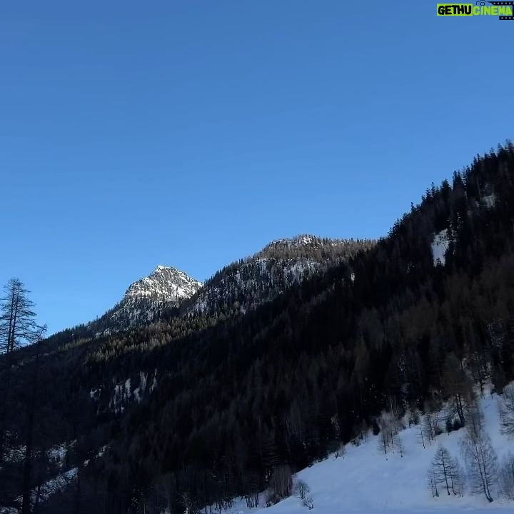 Oriana Marzoli Instagram - Un weekend a #courmayeur ☃️❄️🏂 cuál es tu foto fav? 🩵 y que espectáculo de sitio! Os iré enseñando más de la experiencia que hemos vivido en estos días porque tengo muchísimas fotos 🥰🫶🏻