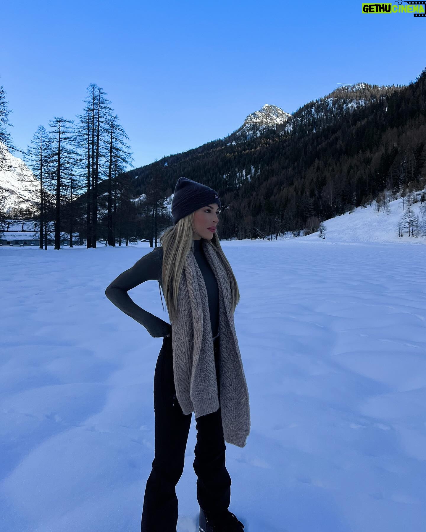 Oriana Marzoli Instagram - Un weekend a #courmayeur ☃️❄️🏂 cuál es tu foto fav? 🩵 y que espectáculo de sitio! Os iré enseñando más de la experiencia que hemos vivido en estos días porque tengo muchísimas fotos 🥰🫶🏻