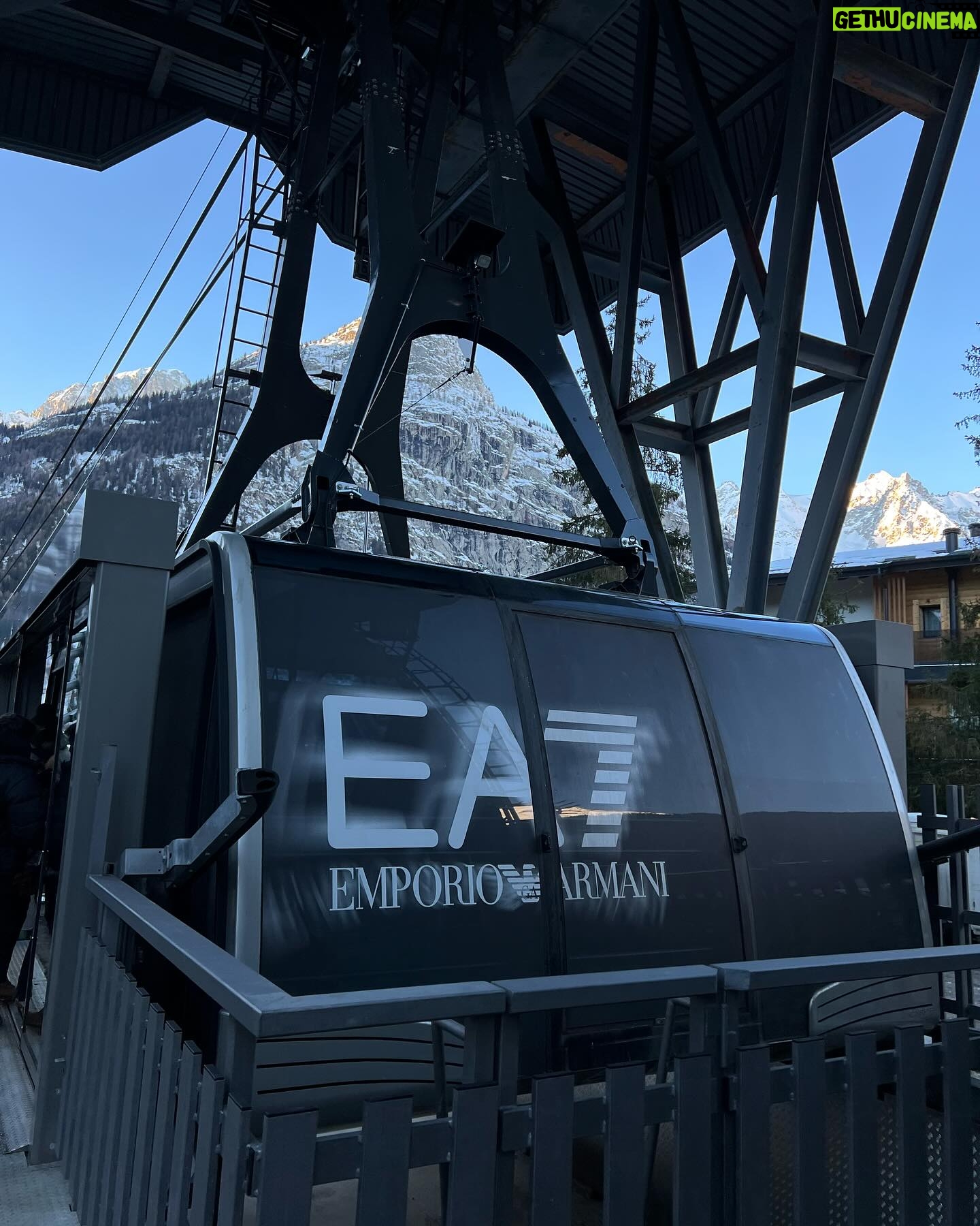 Oriana Marzoli Instagram - Un weekend a #courmayeur ☃️❄️🏂 cuál es tu foto fav? 🩵 y que espectáculo de sitio! Os iré enseñando más de la experiencia que hemos vivido en estos días porque tengo muchísimas fotos 🥰🫶🏻