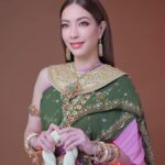 Ornjira Lamwilai Instagram – หญิงไทยใจงามมาก… @pai_makeup @boys_hairstylist @ratsapa_thaioriginalcostume @giftratree_studio
