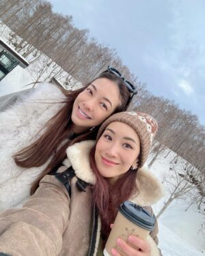 Ornjira Lamwilai Instagram - Happy birthday my กัลยาณมิตร sis @aimpintongta  ปีนี้น่าจะเป็นปีที่เพรียบพร้อมสมบูรณ์ที่สุดแล้ว ขอให้เอมมี่สุขภาพกาย สุขภาพใจสมบูรณ์ที่สุด too ลูกทั้งสามว่านอนสอนง่าย สามีรักสามีหลง และ ดวงตาเห็นธรรม ทั้งทางโลกและทางธรรมน้าาาา 😁เลิฟยูน always🩷 ปล. มีภาพให้ลงละน้าาา😆😘