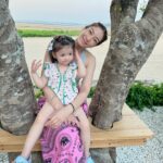 Ornjira Lamwilai Instagram - พา my darling มาดูทะเลลล @loveleia.lee ทุกครั้งที่ เลอาเรียก mommy … mommy จะบอก yes darling แล้ว เลอา ก็จะเรียกซำ้ ว่า mommy เพราะ เลอาอยากได้ยินคำว่า yes darling….. i love u my darling ❤️
