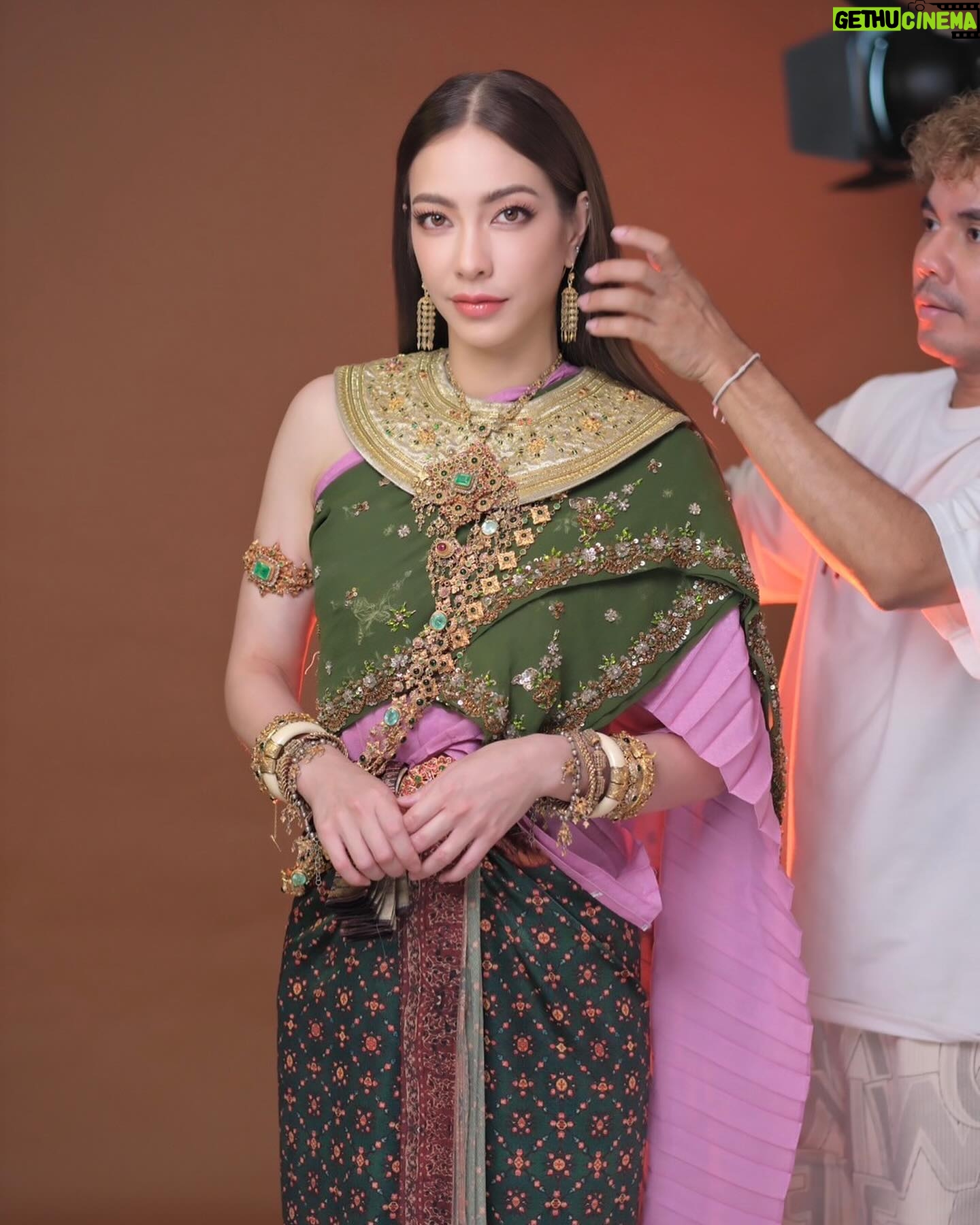 Ornjira Lamwilai Instagram - หญิงไทยใจงามมาก… @pai_makeup @boys_hairstylist @ratsapa_thaioriginalcostume @giftratree_studio