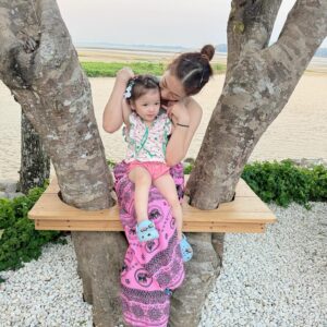 Ornjira Lamwilai Instagram - พา my darling มาดูทะเลลล @loveleia.lee ทุกครั้งที่ เลอาเรียก mommy … mommy จะบอก yes darling แล้ว เลอา ก็จะเรียกซำ้ ว่า mommy เพราะ เลอาอยากได้ยินคำว่า yes darling….. i love u my darling ❤️