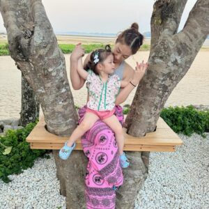 Ornjira Lamwilai Instagram - พา my darling มาดูทะเลลล @loveleia.lee ทุกครั้งที่ เลอาเรียก mommy … mommy จะบอก yes darling แล้ว เลอา ก็จะเรียกซำ้ ว่า mommy เพราะ เลอาอยากได้ยินคำว่า yes darling….. i love u my darling ❤️