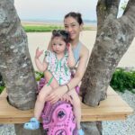 Ornjira Lamwilai Instagram - พา my darling มาดูทะเลลล @loveleia.lee ทุกครั้งที่ เลอาเรียก mommy … mommy จะบอก yes darling แล้ว เลอา ก็จะเรียกซำ้ ว่า mommy เพราะ เลอาอยากได้ยินคำว่า yes darling….. i love u my darling ❤️