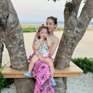 Ornjira Lamwilai Instagram - พา my darling มาดูทะเลลล @loveleia.lee ทุกครั้งที่ เลอาเรียก mommy … mommy จะบอก yes darling แล้ว เลอา ก็จะเรียกซำ้ ว่า mommy เพราะ เลอาอยากได้ยินคำว่า yes darling….. i love u my darling ❤️