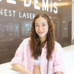 Ornjira Lamwilai Instagram - คนชอบทักว่าหน้าเด็กกก ตัวนี้ เลยชอบมากกกก skin radiance ที่ @thedemis กับ คุณหมอ @drjoe_thedemis กลับมาซำ้เพระความประทับใจล้วน เลิฟฟฟฟมากค่าาา 🩷🩷🩷