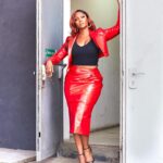 Osas Ighodaro Instagram - ♥️💃🏽💥 …it’s the energy for me! 🎤 | @africamagic Overall Best - Celebrity Showdown 📸 | @photogirlnaija 💄 | @t.alamodebeauty 💇🏾‍♀️ | @touchofibee 👗 | @mosesebite #OsasIghodaro #AMOverallBest #Host #vibes #blessed 💥