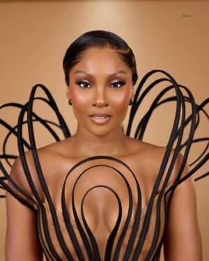 Osas Ighodaro Instagram - ✨ ART at #AMVCA10 ✨

Dress | @veekeejames_official 
Makeup | @lokengoo 
Hair | @touchofibee
Photography | @officialphotofreak 

#AMVCA10 #OsasIghodaro #blessed ✨